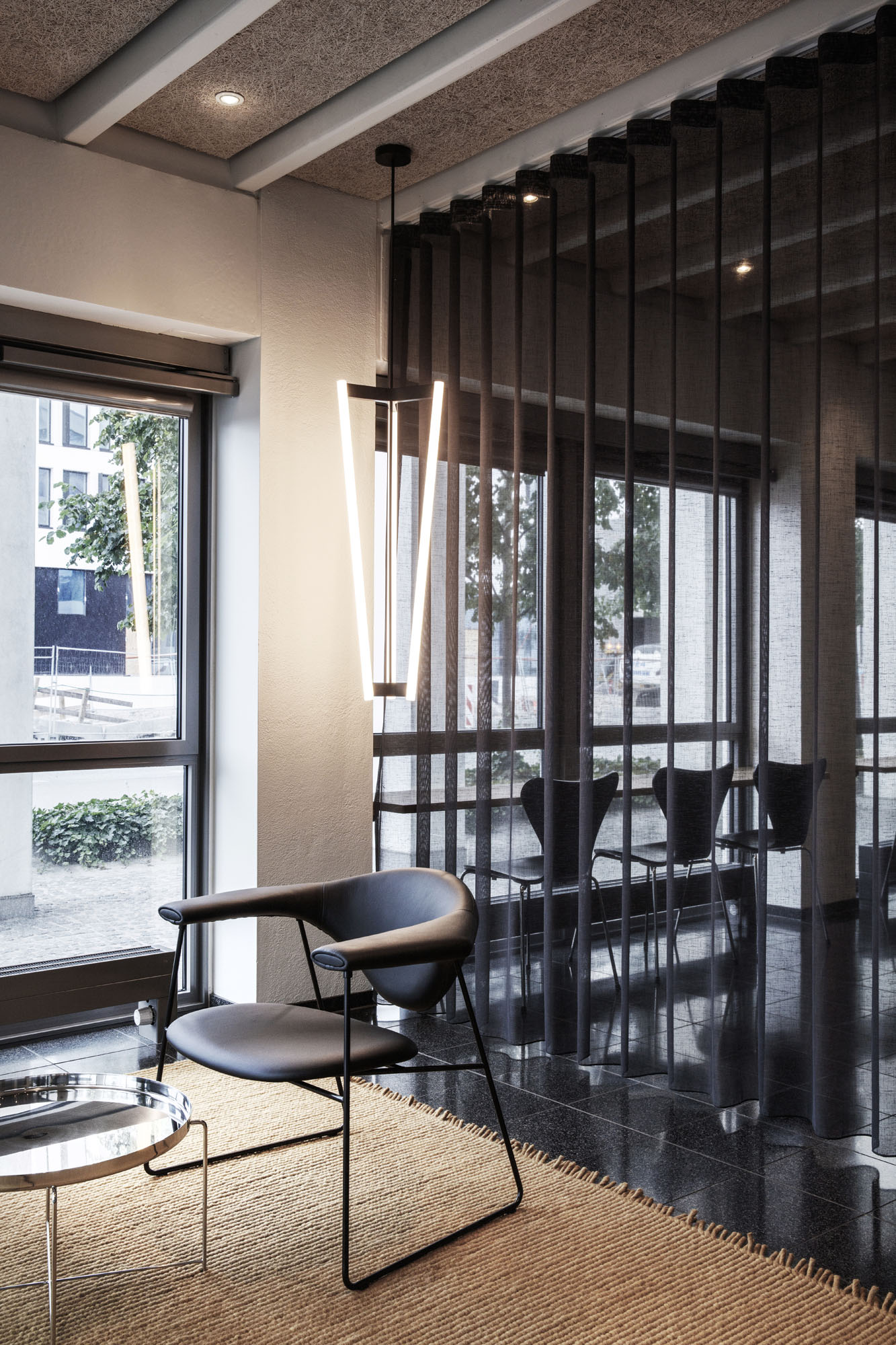 Harbour House II_04 Kontakt til gadeplan. Et inspirerende, imødekommende arbejdsmiljø og fællesarealer. Harbour House II, Hellerup. Flerbrugerhus. Over Byen Arkitekter.